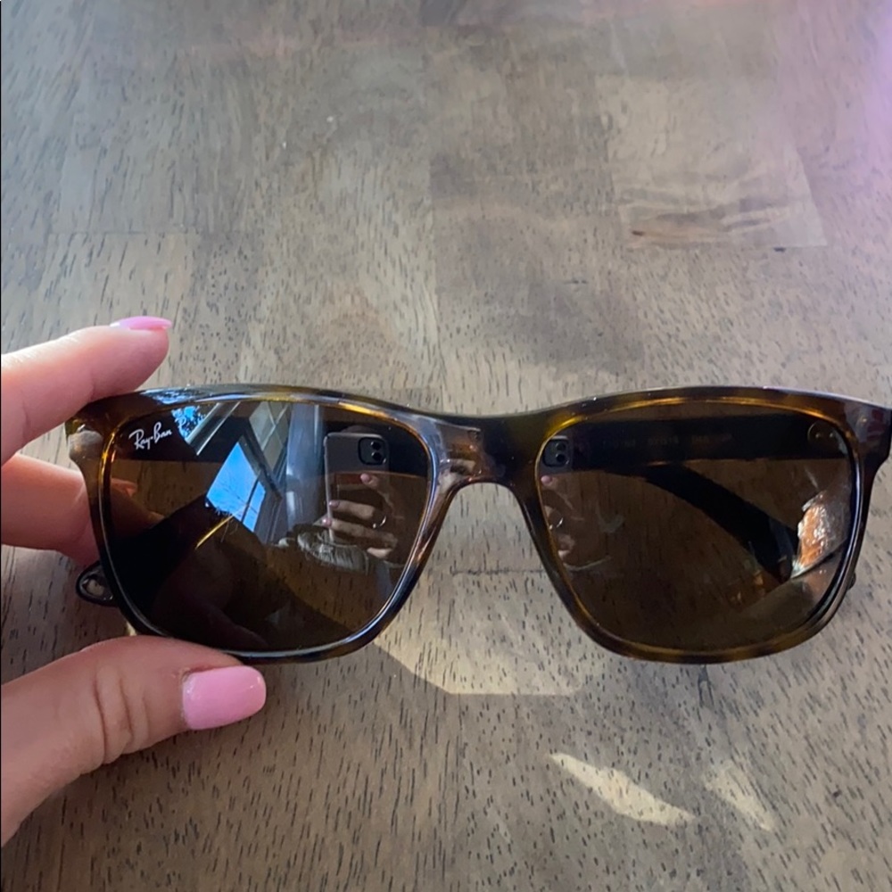 Brown/tortoise Ray Bans